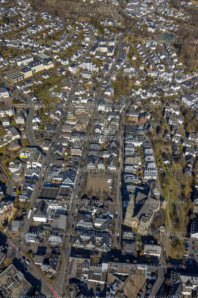 Olpe250308041Mitte | Luftbild, kath. Kirche St. Martinus, Stadtmauer mit Engelsturm und Hexenturm, evang. Kirche Olpe, Wohngebiet Frankfurter Straße und Marktplatz, Olpe-Stadt, Olpe, Sauerland, Nordrhein-Westfalen, Deutschland
