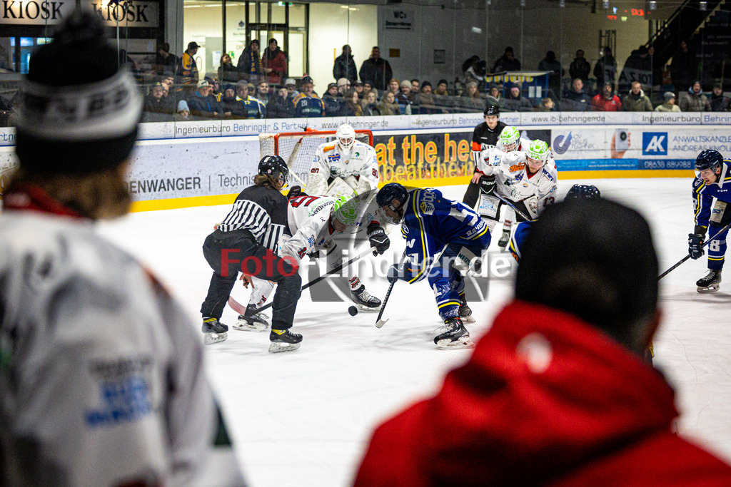 EHC Waldkraiburg LÖWEN gegen Peißenberg MINERS | Eishockey Bayernliga 2025/26 Pre-Playoff Spiel 3, EHC Waldkraiburg LÖWEN gegen Peißenberg MINERS, 20260203,Bulli,2026-02-03 in Waldkraiburg (Raiffeisen Arena), Ryan MURPHY (MINERS 15), Xaver NAGEL (MINERS Goali 80), ENGEL Florian (EHC Waldkraiburg 51)Copyright: WolfgangxLindner www.foto-lindner.de