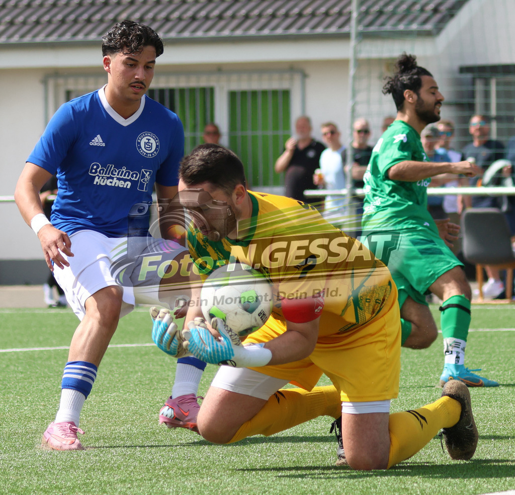 SC Enger - TuS Bruchmühlen | Auf dem Bild zu sehen: gelb SC Enger: Simon Lindsay ; blau TuS Bruchmühlen: Firat FidanSC Enger, TuS Bruchmühlen, Saison 25/26, Kreisliga A, Enger, Deutschland - Realisiert mit Pictrs.com
