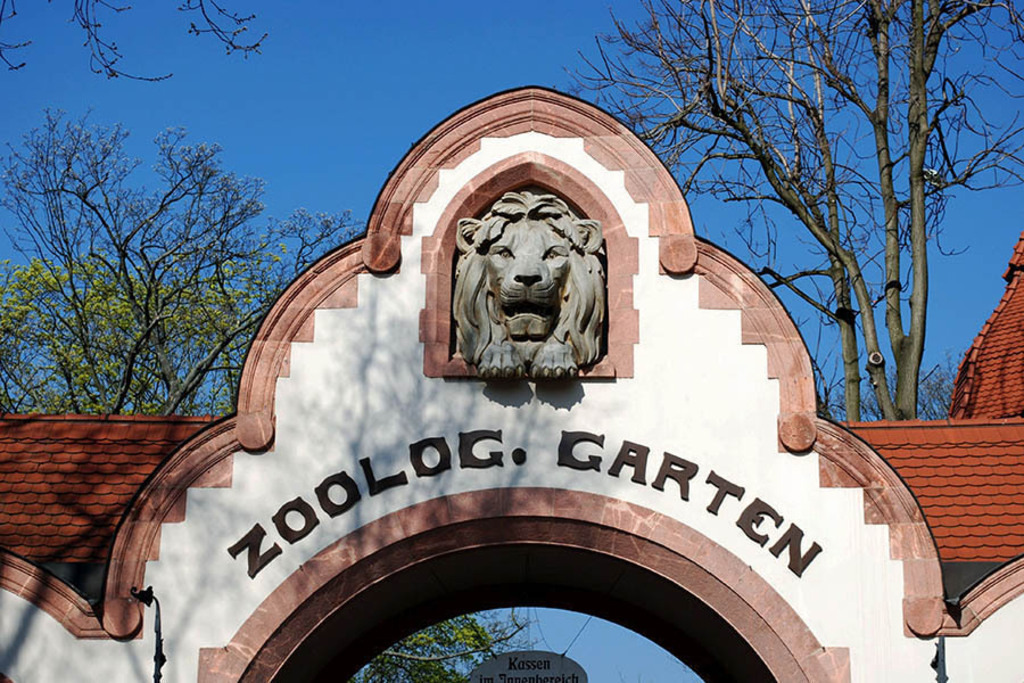 Zoo Leipzig - Eingang | Entdecke über 20 Kategorien Leipzig-Motive: Foto-Downloads, hochwertige Poster, Leinwand- & Fine-Art-Prints. Jetzt Lieblingsfoto im Bildlexikon Leipzig Shop bestellen!