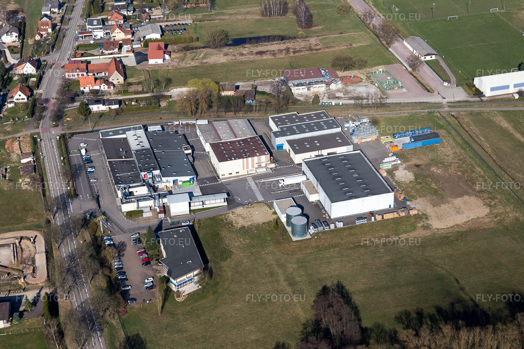 Vue aérienne: Locaux de l'usine de brasserie HB Fuller Adhesives à Surbourg dans le département Bas Rhin, France – .Photo: IMG_097461.jpg prise le 16/03/2017 par Werner Riehm/FLY-FOTO.eu – Résolution de l'original: 5472 x 3648 px