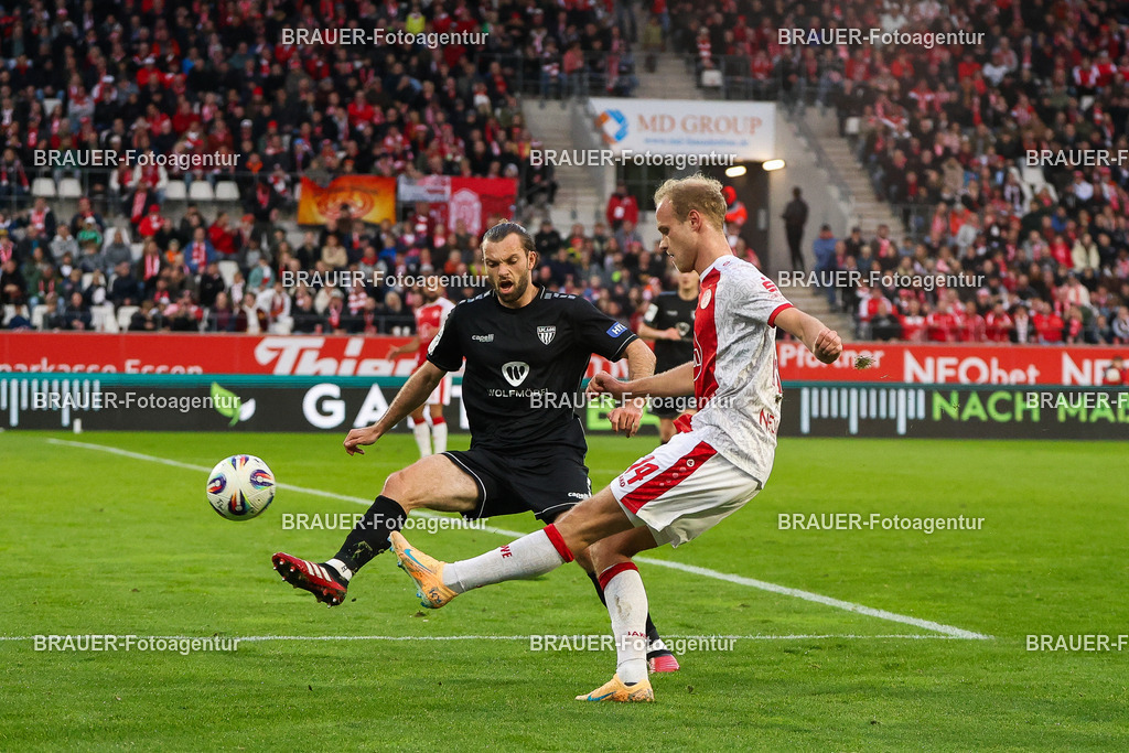 Rot-Weiss Essen - 1.Fc Schweinfurt | Essen, Deutschland, 02.11.2025 Lucas Brumme  (Rot-Weiss Essen) und Manuel Wintzheimer (1.FC Schweinfurt)  im Kampf um den Ballwährend des 3.Liga Spiels zwischen  Rot-Weiss Essen und 1.Fc Schweinfurt am 02.11.2025 im Stadion an der Hafenstraße in Essen. (Foto von Timo Bluhmki-Schmidt/Brauer Fotoagentur