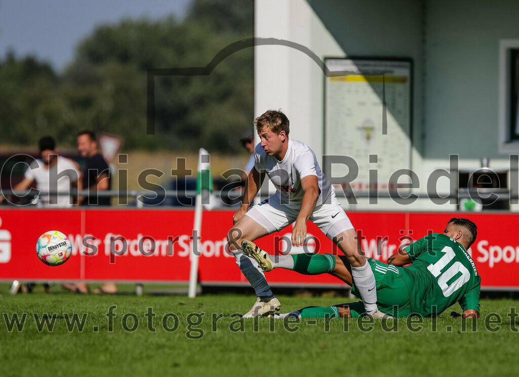 2023-09-10_049_SV_Eichenried_gegen_FC_Eitting | Eichenried, Deutschland, 10.09.2023:
Fußball, Kreisliga 2023 / 2024, 8. Spieltag, SV Eichenried gegen FC Eitting, Endergebnis: 1:2

Benedikt Beierl (FC Eitting, #9), Maximilian Kirmeyer (SV Eichenried, #10)

Foto: Christian Riedel / fotografie-riedel.net