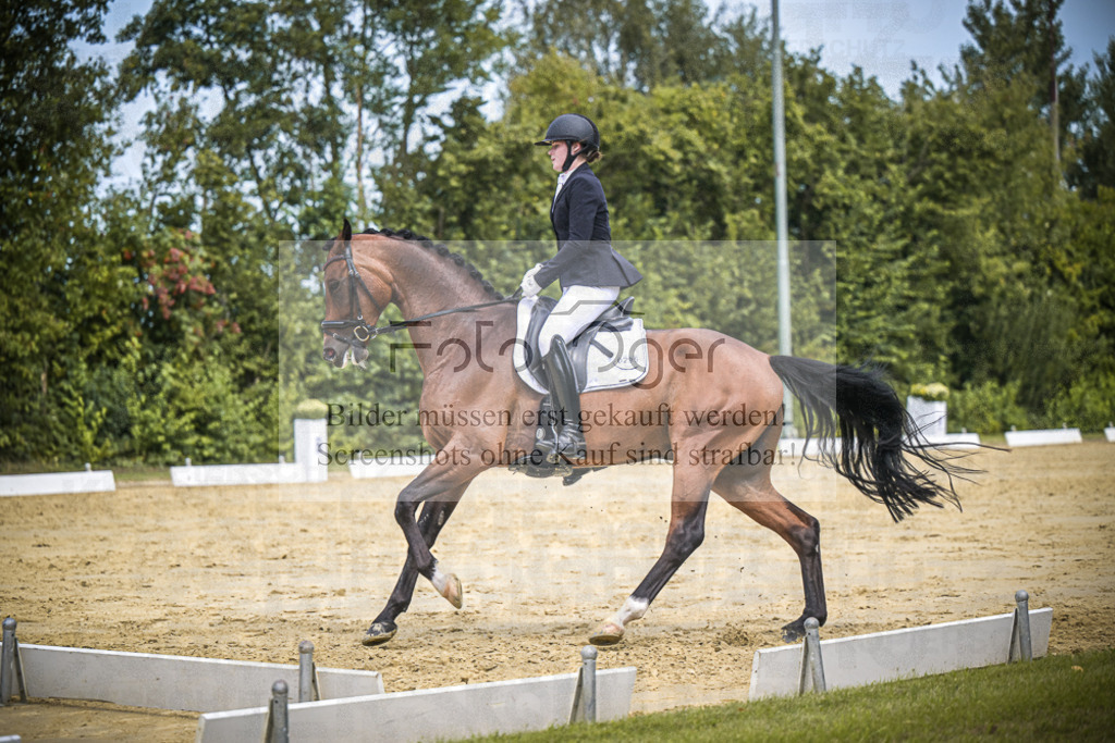 DOS_3018 | Entdecke hochwertige Reitturnierfotos von Foto Oger. Professionell, emotional und authentisch – jetzt Lieblingsmomente im Shop bestellen.Deutschlandweite Turnierfotografie. - Realisiert mit Pictrs.com