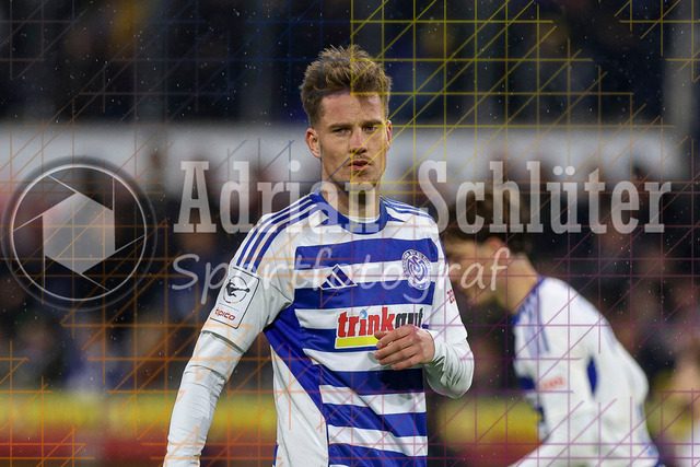 MSV Duisburg vs Rot-Weiss Essen - 3. Liga | Duisburg, Deutschland, 26.10.25:   Christian Viet (MSV Duisburg) schaut waehrend des Spiels der 3. Liga MSV Duisburg vs Rot-Weiss Essen in der schauinsland-reisen-arena(Foto von Brauer-Fotoagentur / Adrian Schlueter)