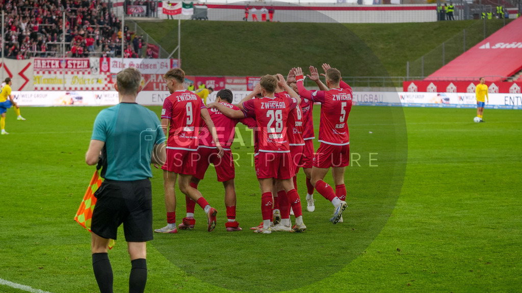 Fußball, Herren, Saison 2025/2026, Regionalliga Nordost, 14. Spieltag, FSV Zwickau vs. FSV 63 Luckenwalde, Samstag 01.11.2025, GGZ-Arena Zwickau | Fußball, Herren, Saison 2025/2026, Regionalliga Nordost, 14. Spieltag, FSV Zwickau vs. FSV 63 Luckenwalde, Samstag 01.11.2025, GGZ-Arena Zwickau, Im Bild: Jubel beim FSV zwickau nach dem Treffer zum 3:0. - Realisiert mit Pictrs.com