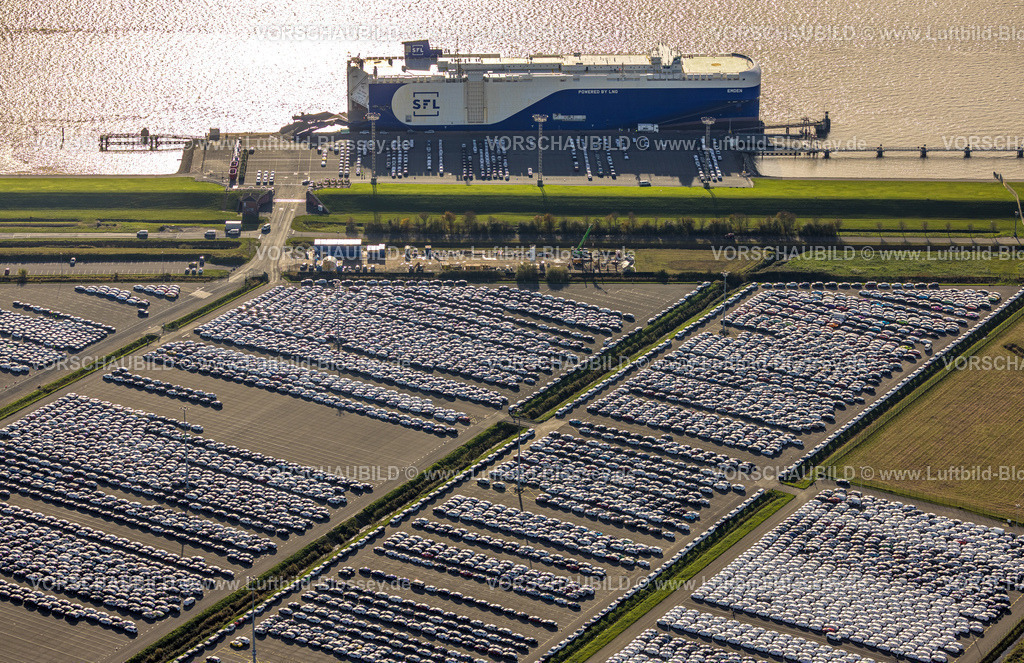 Emden251104742 | Luftbild, PKW Logistik Volkswagenwerk, Außenhafen Emden mit SFL Schiff Wolfsburg Car Carriers, Volkswagen PKW Verladestation, Emden, Norddeutschland, Ostfriesland, Niedersachsen, Deutschland