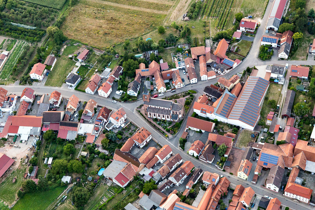 Luftbild: Kirchengebäude im Dorfkern in Schweighofen im Bundesland Rheinland-Pfalz in Deutschland. Foto: IMG_109144.jpg vom 19.07.2018 durch Werner Riehm/FLY-FOTO.de