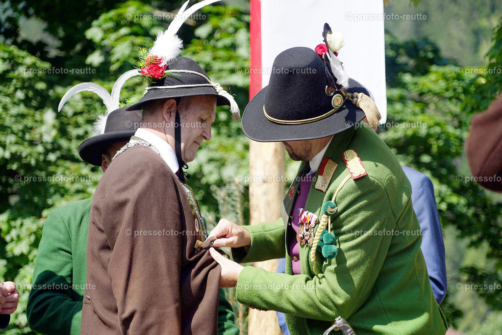 b-news-2023-Juli23-Regimentsschuetzenfest2-Steeg-EHRUNGEN-DSC07166 | Info aus dem Bezirk Reutte/Ausserfern Tirol sowie eine umfangreiche Bilddatenbank über die gesamte Region: Lechtal, Talkessel Reutte, Tannheimertal, Zwischentoren. Lech, Plansee, Zugspitze, Grenztunnel, B179, Fernpassstraße, Verkehr, Lawinen, Tradition, - Realisiert mit Pictrs.com