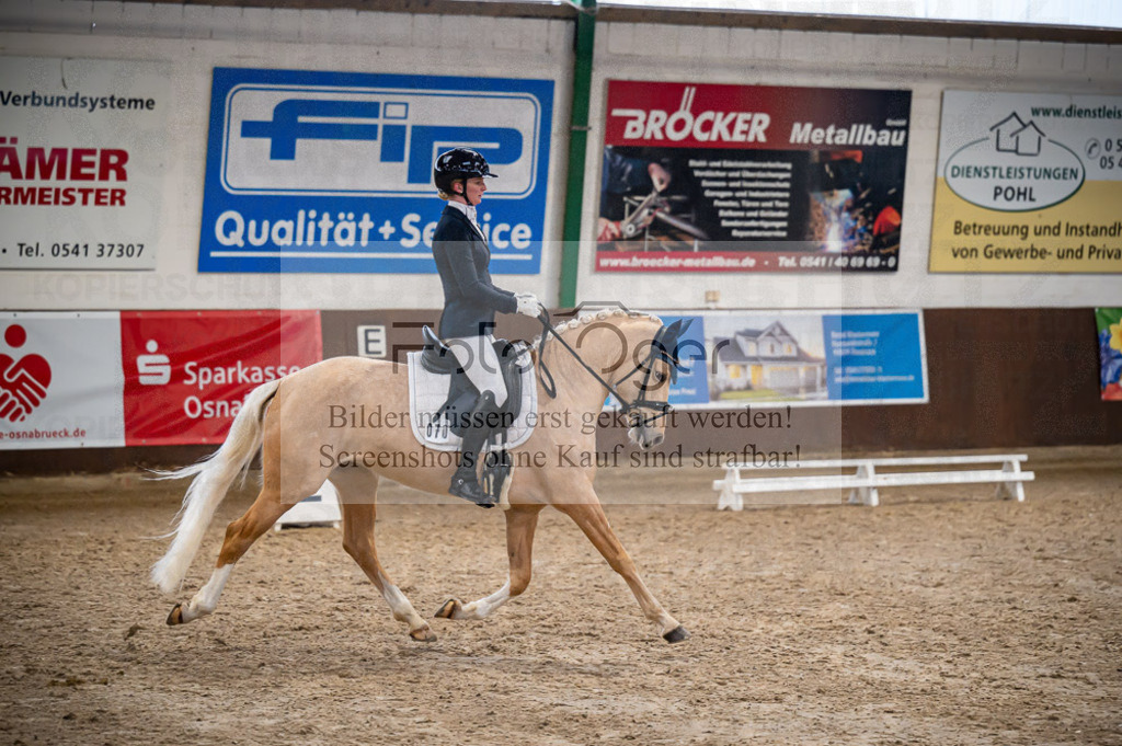 Hallenreittunier Voxtrup 2023 | Entdecke hochwertige Reitturnierfotos von Foto Oger. Professionell, emotional und authentisch – jetzt Lieblingsmomente im Shop bestellen.Deutschlandweite Turnierfotografie. - Realisiert mit Pictrs.com