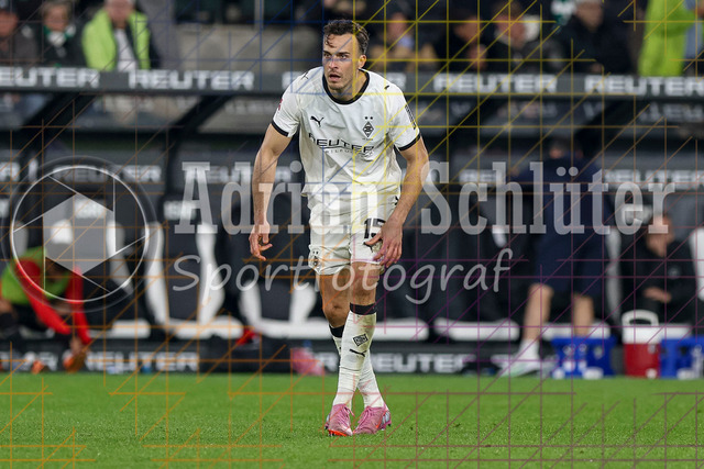 Borussia Mönchengladbach vs SC Freiburg - Bundesliga  | Mönchengladbach, Deutschland, 05.10.25:   Haris Tabakovic (Borussia Mönchengladbach) schaut waehrend des Spiels der Bundesliga zwischen Borussia Mönchengladbach vs SC Freiburg im Stadion im Borussia Park(Foto von Brauer-Fotoagentur / Adrian Schlueter)
