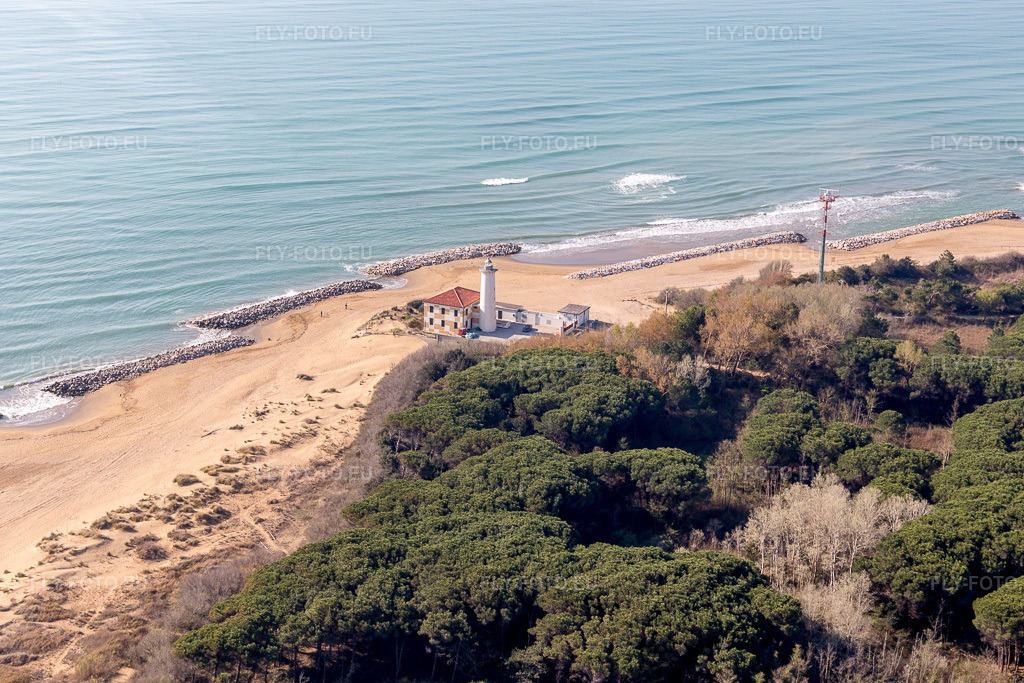 Vue aérienne: Vue de la ville à Lignano Riviera dans le département Frioul-Vénétie Julienne, Italie. Photo: IMG_098016.jpg prise le 03/04/2017 par Werner Riehm/FLY-FOTO.eu – Résolution de l'original: 5175 x 3450 px