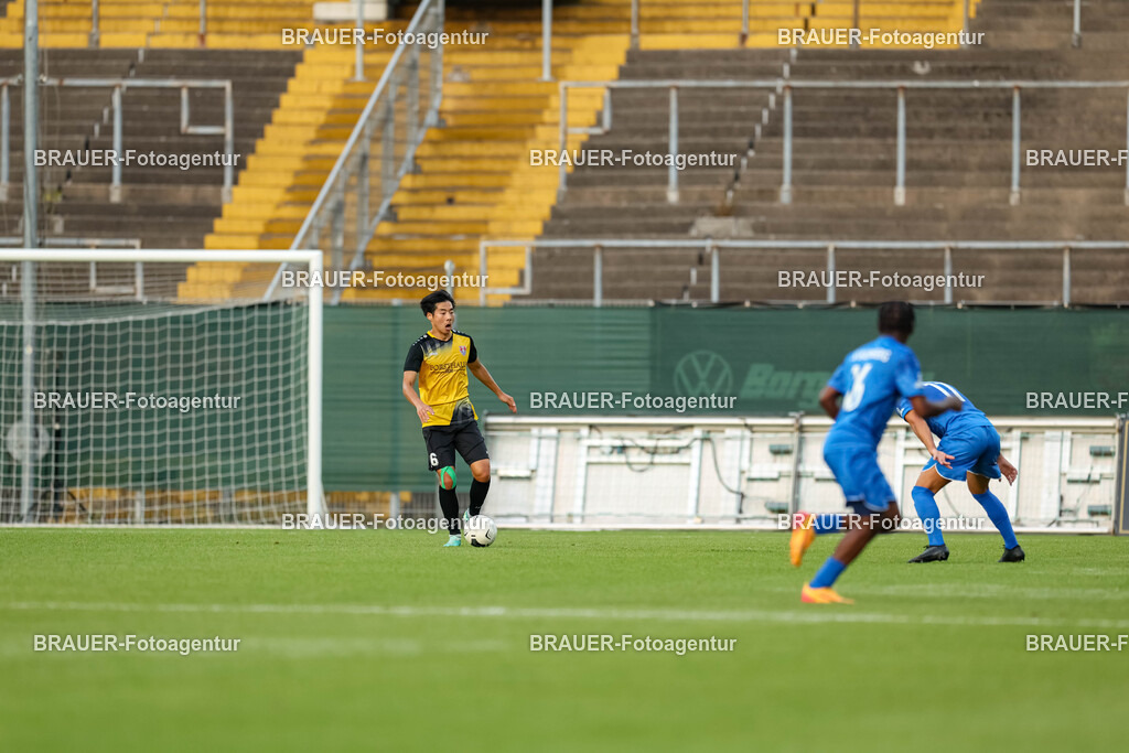 SB_KFCBAU_20250815_4265.JPG -  - KFC Uerdingen - SF Baumberg - Oberliga Niederrhein | Krefeld, Deutschland, 15.08.25: Seongsun You (KFC Uerdingen) in Aktion, am Ball, Einzelaktion während des Oberliga Niederrhein Spiels zwischen KFC Uerdingen - SF Baumberg in der Grotenburg Stadion am 15. August 2025 in Krefeld, Deutschland. (Foto von Stefan Brauer/Brauer-Fotoagentur)