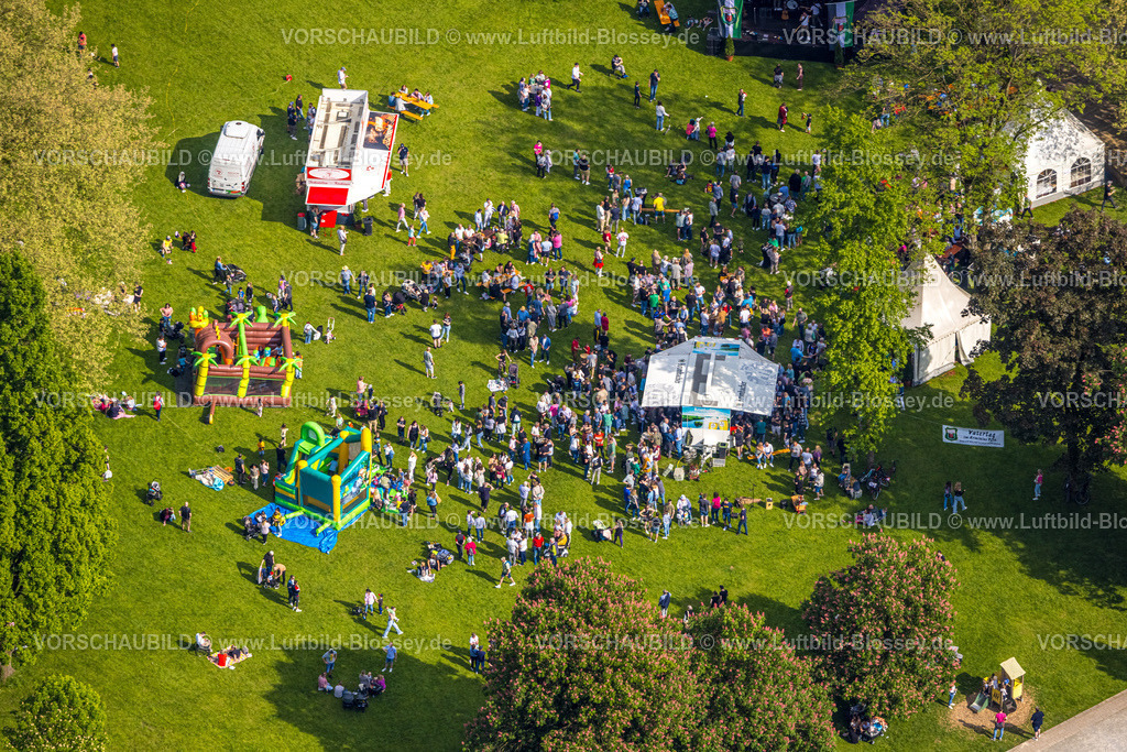BadLippspringe240506101LippeQuelle | Luftbild, Vatertagsfest im Arminiuspark am Kongresshaus, Besucher auf der Wiese, Hüpfburg und Getränkestände, Bad Lippspringe, Ostwestfalen, Nordrhein-Westfalen, Deutschland