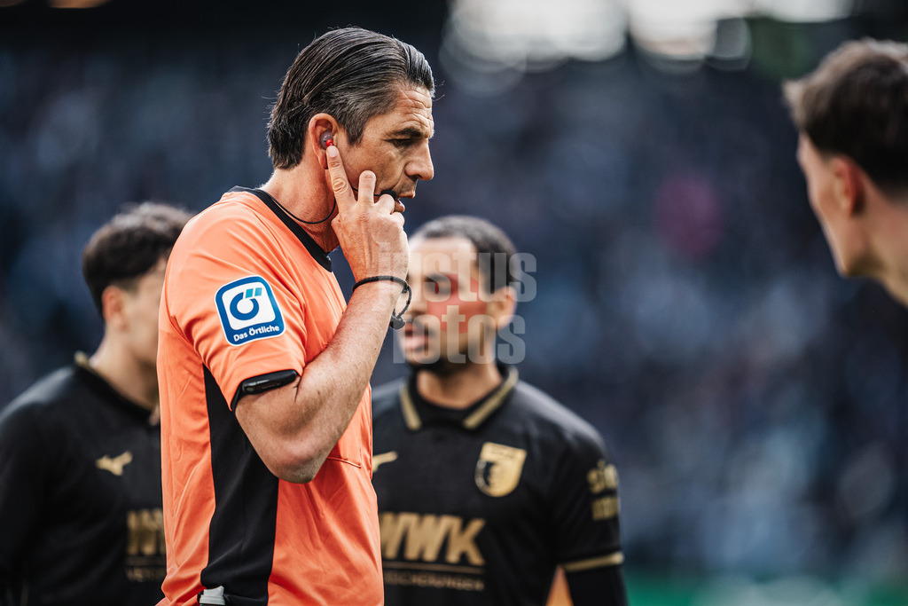 Fußball | Männer | Saison 2025/2026 | 1. Fußball-Bundesliga | 28. Spieltag | Hamburger SV vs. FC Augsburg | 04.04.2026 | Schiedsrichter Deniz Aytekin prüft ein mögliches Handspiel VAR Videobeweis