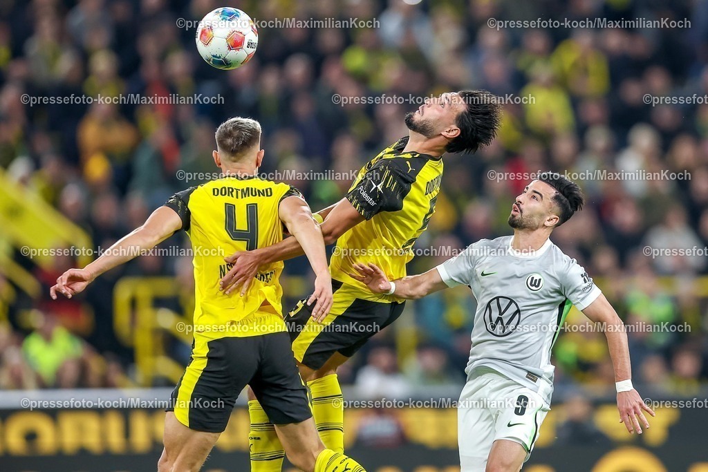 BVB21092501040 | 21.05.2025, Fußball, Borussia Dortmund - VfL Wolfsburg, 1. Fußball Bundesliga, 4. Spieltag, Signal Iduna Park, Saison 2025 2026: Nico Schlotterbeck&nbsp;(BVB #04) und Ramy Bensebaini&nbsp;(BVB #05) im Zweikampf gegen  Mohamed Amoura&nbsp;(VfL Wolfsburg #09) Kopfball Kopfballduell DFB regulations prohibit any use of photographs as image sequences and or quasi-video.