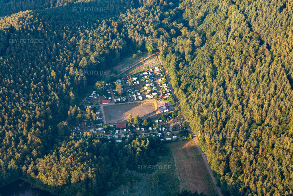 Luftbild: Naturcamping am Berwartstein in Erlenbach bei Dahn im Bundesland Rheinland-Pfalz in Deutschland. Foto: IMG_121952.jpg vom 08.08.2020 durch Werner Riehm/FLY-FOTO.de