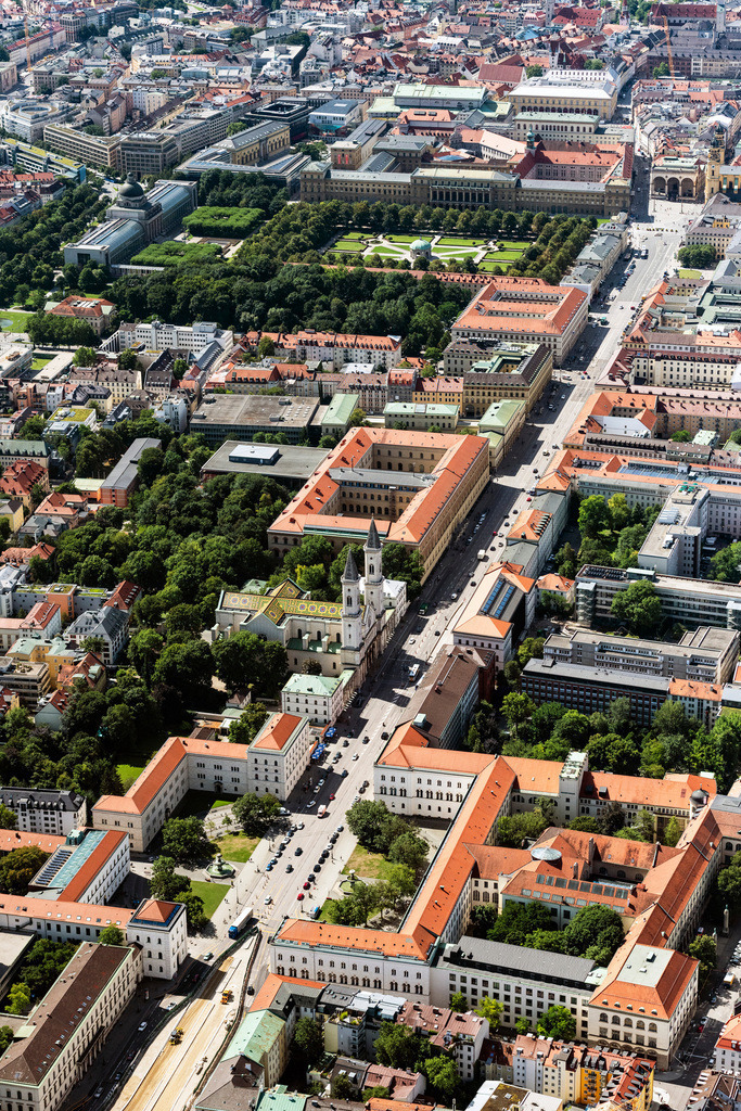 dr__0031236.jpg | MüNCHEN 09.08.2019 Innenstadtbereich entlang der Ludwigstraße im Stadtgebiet im Ortsteil Maxvorstadt in München im Bundesland Bayern, Deutschland. // Downtown area along Ludwigstrasse in the urban area in the district Maxvorstadt in Munich in the state Bavaria, Germany. Foto: Daniel Reiter