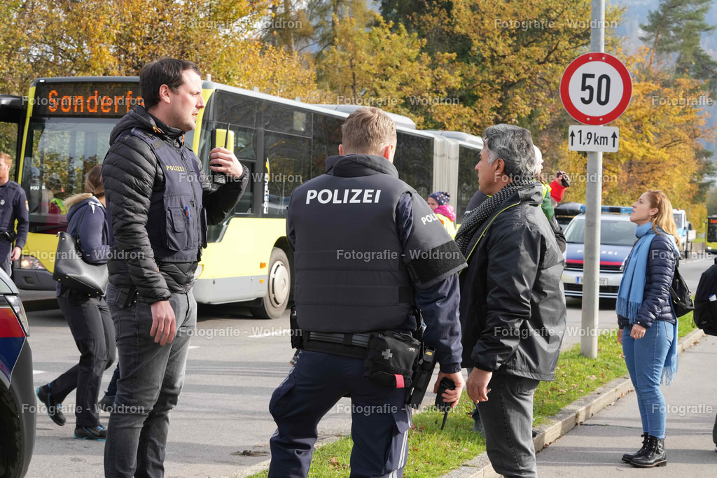 20221111 Amoklauf in Mittelschule Haselstauden | DORNBIRN, OESTERREICH - 11. NOVEMBER: Polizeieinsatz waehrend des Amoklaufs in der Mittelschule Haselstauden in Mittelschule Haselstauden on November 11, 2022 in Dornbirn, Austria.