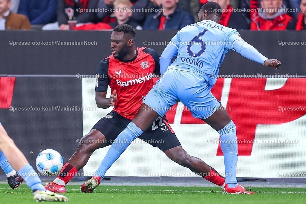 B0428032501008 | 28.03.2025, Fußball, Bayer 04 Leverkusen - VfL Bochum, 1. Fußball Bundesliga, 27. Spieltag, BayArena, Saison 2024 2025: Victor Boniface (Bayer04 Leverkusen #22) im Zweikampf gegen Ibrahima Sissoko (VfL Bochum #6) DFB regulations prohibit any use of photographs as image sequences and or quasi-video.