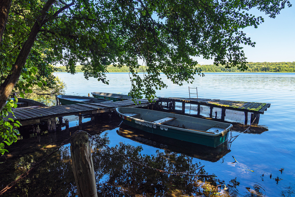 Ausblick mit Steg, Boote und Bäume in Stintenburg am Schaalsee | Ausblick mit Steg, Boote und Bäume in Stintenburg am Schaalsee.