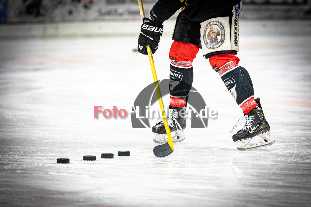 TSV Peißenberg MINERS gegen ESC Kempten SHARKS | Eishockey Bayernliga Herren Pre-Playoffs 2024/25, TSV Peißenberg MINERS gegen ESC Kempten SHARKS, 20250131,Schuss, Training, Puck, Einschießen,2025-01-31 in Peißenberg (Eisstadion Peißenberg)Copyright: WolfgangxLindner foto-lindner.de