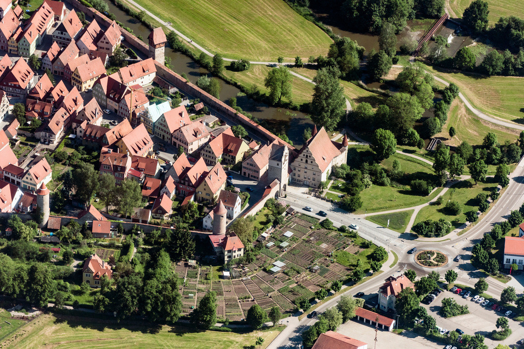 dr__0017879.jpg | DINKELSBüHL 01.06.2017 Altstadtbereich und Innenstadtzentrum und Nördlinger Tor in Dinkelsbühl im Bundesland Bayern, Deutschland. // Old Town area and city center and Noerdlinger Tor in Dinkelsbuehl in the state Bavaria, Germany. Foto: Daniel Reiter