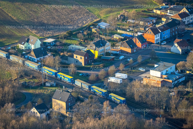 Hamm230206440 | Luftbild, Güterzug mit LKW Walter, Bahnübergang Langewangeweg, Rhynern, Hamm, Ruhrgebiet, Nordrhein-Westfalen, Deutschland