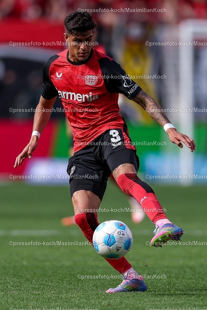 B0411052503493 | 11.05.2025, Fußball, Bayer 04 Leverkusen - Borussia Dortmund, 1. Fußball Bundesliga, 33. Spieltag, BayArena, Saison 2024 2025: Piero Hincapie (Bayer04 Leverkusen #3) DFB regulations prohibit any use of photographs as image sequences and or quasi-video.