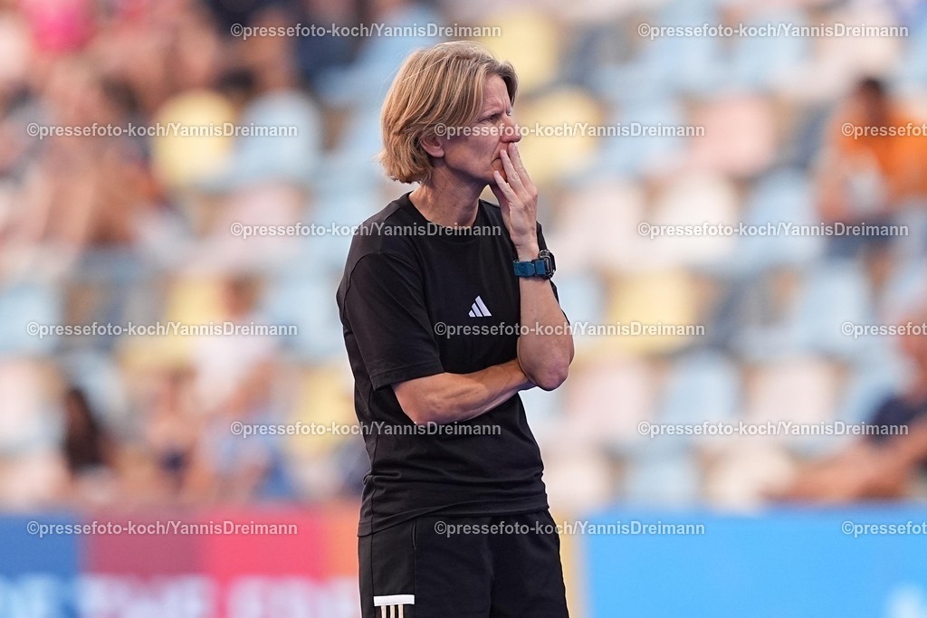 xydrx13082504012 | 13.08.2025, xydrx, Frauen EuroHockey Championship 2025, Gruppenphase, Gruppe B, Irland - Deutschland, Sparkassenpark Mönchengladbach: Janneke Schopman (Cheftrainer Deutsche Feldhockey Nationalmannschaft)