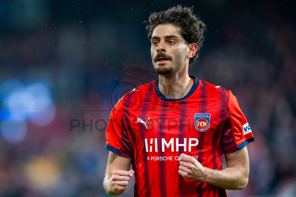 1. FC Heidenheim vs. VfB Stuttgart, Fussball, 1. Bundesliga, 23. Spieltag, Saison 2025/2026, 22.02.2026 | Eren Dinkci (1. FC Heidenheim 1846, #08),1. FC Heidenheim vs. VfB Stuttgart, Fussball, 1. Bundesliga, 23. Spieltag, Saison 2025/2026, 22.02.2026Foto: photosbyphips/Philip Ziegler