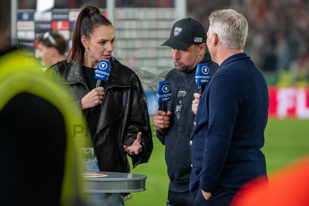 VfB Stuttgart vs. SC Freiburg, Fussball, DFB-Pokal, Halbfinale, 23.04.2026 | Sebastian Hoeness (Trainer VfB Stuttgart) im Interview mit Bastian Schweinsteiger und Esther Sedlaczek,VfB Stuttgart vs. SC Freiburg, Fussball, DFB-Pokal, Halbfinale, 23.04.2026DFB regulations prohibit any use of photographs as image sequences and/or quasi-video