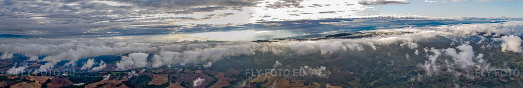 Vue aérienne: Panorama à San Giovanni d'Asso dans le département Toscane, Italie – .Photo: IMG_43673-Bearbeitet.jpg prise le 28/07/2011 par Werner Riehm/FLY-FOTO.eu – Résolution de l'original: 13882 x 2340 px