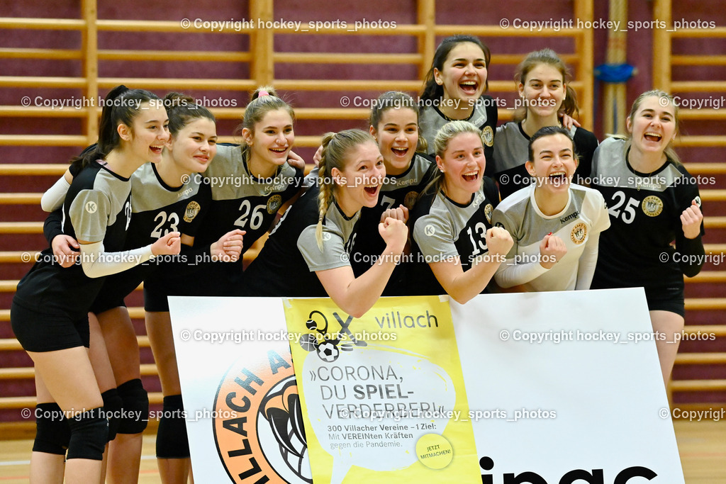 Askö Volley Eagles vs. Mühlviertel Volleys 17.12.2022 | Mannschaftsfoto ASKÖ Eagles Villach, #28 HATEMIC Gloria
Maxima, #23 VEIGL Valentina, #26 KUVEK Iva, #10 KRALL Johanna, #7 FANIC Nada, #13 BEBEKAJLO Vanessa, #2 KIRCHER Elisabeth, #25 SCHULER Chiara, #4 PICHLER Verena, #11 PRANJIC Ana, Jubel Askö Eagles Villach