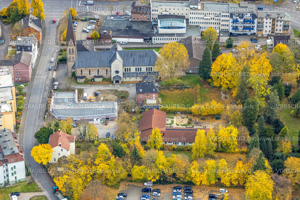 Hagen251101779 | Luftbild, Kath. Kindergarten Kita  St. Bonifatius, Baustelle und kath. Kirche St. Bonifatius, herbstliche Bäume, Hohenlimburg, Hagen, Ruhrgebiet, Nordrhein-Westfalen, Deutschland
