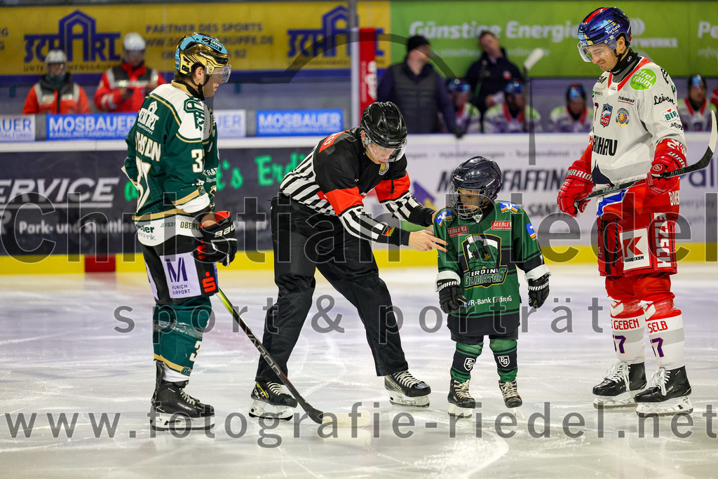 2026-01-18_047_TSV_Erding_gegen_Selber_Woelfe | Erding, Deutschland, 18.01.2026:Eishockey, Oberliga Süd 2025 / 2026, 38. Spieltag, TSV Erding gegen Selber Wölfe, Endergebnis: 2:3 n.V.Thomas Matheson (Erding Gladiators, #37), Daniel Weiß (Selber Wölfe, #57)Foto: Christian Riedel / fotografie-riedel.net