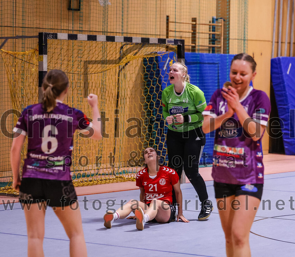 2025-01-18_122_SpVgg_Altenerding_gegen_TV_Altoetting | Erding, Deutschland, 18.01.2025:Handball, Bezirksoberliga Frauen Altbayern 2024 / 2024, 11. Spieltag, SpVgg Altenerding gegen TV Altötting, Endergebnis: 19:24Marlene Mittermeier (SpVgg Altenerding, #6), Eva Taubeneder (TV Altötting, #21), Torfrau Hanna Obermair (SpVgg Altenerding, #1), Sophie Lößl (SpVgg Altenerding, #14)Foto: Christian Riedel / fotografie-riedel.net