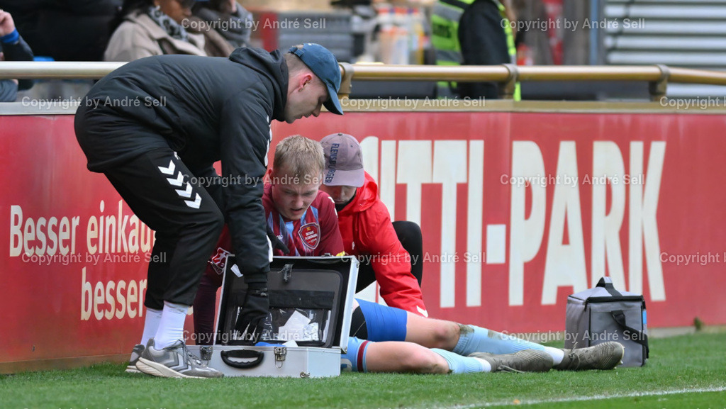 Holstein Kiel II vs SC Weiche Flensburg | Behandlung von Torben Marten (Weiche #3) - Fußball-Regionalliga Nord Männer 2024/2025 / Holstein Kiel II vs SC Weiche Flensburg / Citti Fussball Park - Projensdorf / Kiel / 03.11.24 - Realisiert mit Pictrs.com
