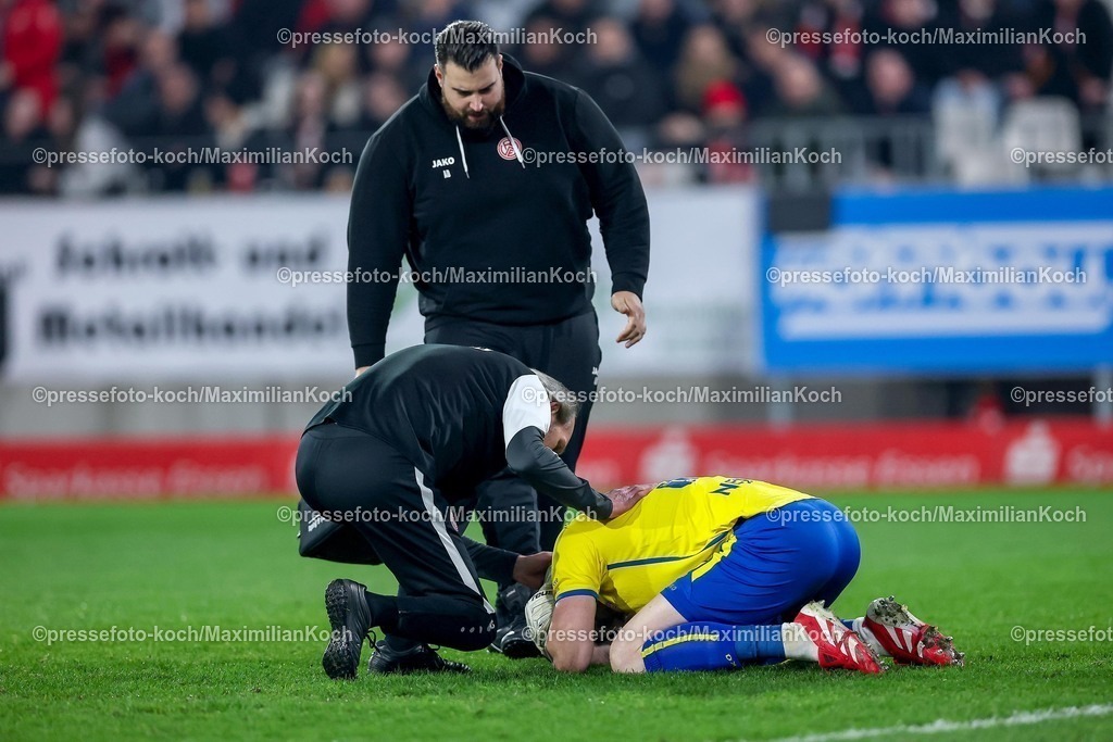 RWE04032601077 | 2026.03.04, Fußball, 3.Liga Herren, Rot-Weiss Essen -  SV Waldhof Mannheim, Stadion Hafenstraße, 27.Spieltag, Saison 2025 / 2026: Torwart Felix Wienand&nbsp;(Rot-Weiss Essen #35) kniet verletzt auf dem Spielfeld nach dem Zünden von Pyrotechnik im Gästeblock der Mannheimer. Ein Lauter Knall durch einen geworfenen Böller verletzt den Torwart und führt zu einer Spielunterbrechung  DFB regulations prohibit any use of photographs as image sequences and or quasi-video.