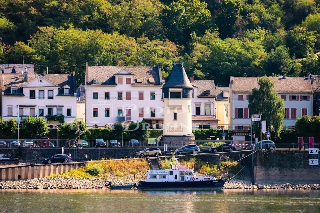 Kaub-9109 | Blick von der Rheinfähre auf Kaub am Rhein und den Kauber Pegel. - Realisiert mit Pictrs.com