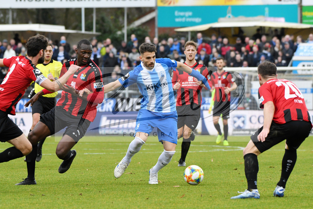 20200201_MEPCHE_0025 | Fußball, Herren: Tarsis Bonga (Chemnitzer FC) und Valdet Rama (SV Meppen) im Zweikampf waehrend des Spiels der 3. Liga zwischen SV Meppen und Chemnitzer FC in der Haensch-Arena am 01.02.2020 in Meppen, Deutschland. DFB / DFL REGULATIONS PROHIBIT ANY USE OF PHOTOGRAPHS AS IMAGE SEQUENCES AND/OR QUASI-VIDEO. - Realisiert mit Pictrs.com