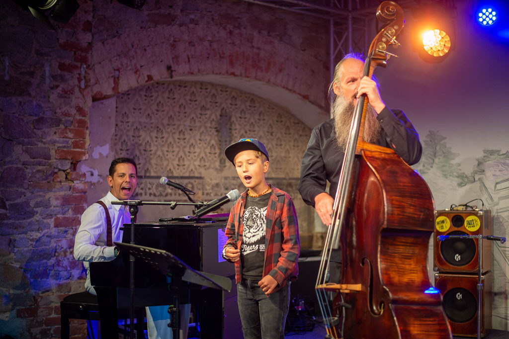 Summ Summ Salsa | Kinderkonzert Summ Summ Salsa mit Klazz Brothers & Cuba Percussion im Forte Belvedere Leisnig zum Festival Hallo Leisnig 2022. - Realisiert mit Pictrs.com