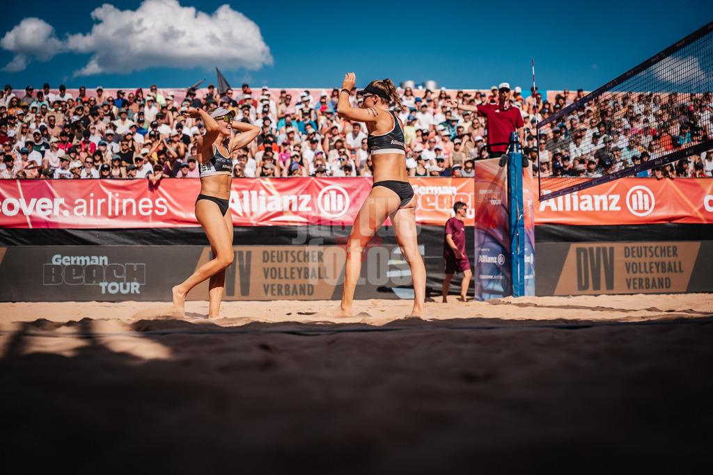 Beachvolleyball | Frauen | Allianz German Beach Tour 2025 | Tourstop München | 13.07.2025 | v.l. Melanie Paul und Lea Kunst jubeln