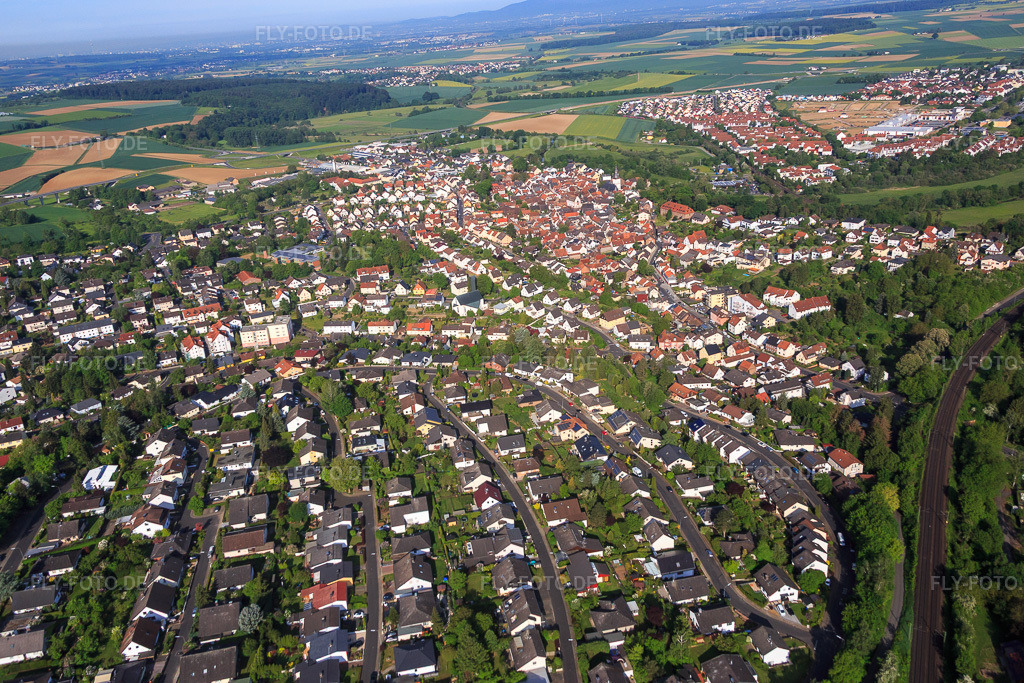 Luftbild: Ortsansicht von Südosten im Ortsteil Windecken in Nidderau im Bundesland Hessen in Deutschland. Foto: IMG_088820.jpg vom 20.05.2016 durch Werner Riehm/FLY-FOTO.de