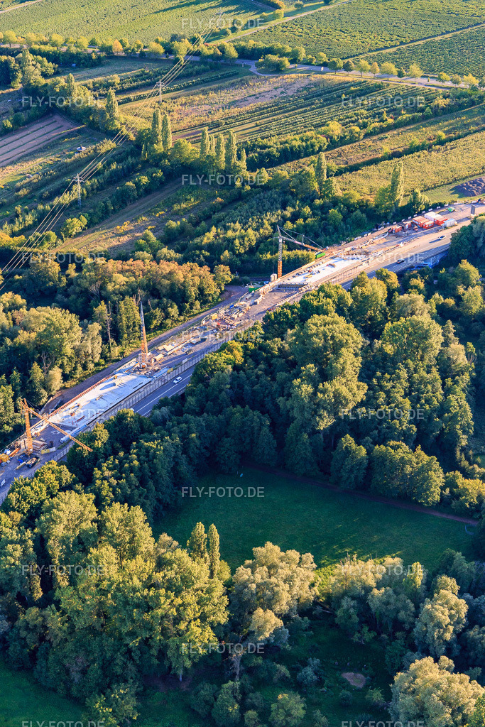 Dauerbaustelle zum vierpsurigen Ausbau der B10 | Luftbild: Dauerbaustelle zum vierpsurigen Ausbau der B10 im Ortsteil Godramstein in Landau im Bundesland Rheinland-Pfalz in Deutschland. Foto: IMG_149522.jpg vom 31.08.2025 durch Werner Riehm/FLY-FOTO.de - Realisiert mit Pictrs.com