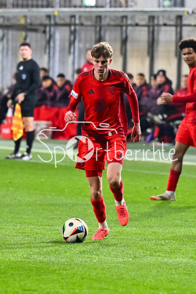 FC Bayern Amateure - FC Augsburg II | am Ball Jonathan Asp JENSEN (FC Bayern München II #11) / Einzelfoto / Freisteller / Regionalliga Bayern: FC Bayern Muenchen II - FC Augsburg II, Gruenwalder Stadion am 14.03.2025
