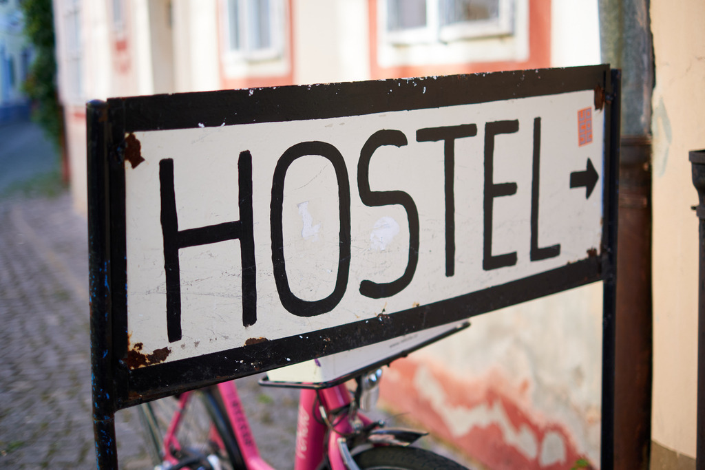 Hostel-Schild mit rosarotem Fahrrad | Budweis, Tschechoslowakei - June 16, 2022: Hostel-Schild mit rosarotem Fahrrad - Realisiert mit Pictrs.com