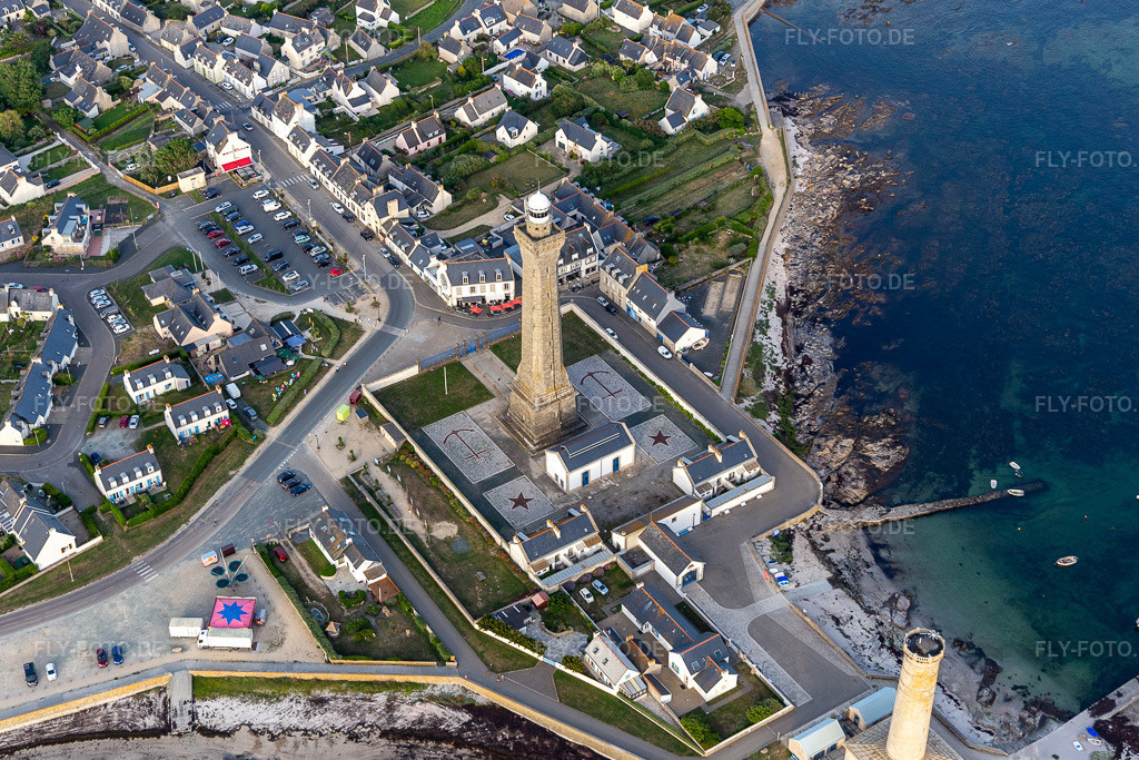 Luftbild: Phare d’Eckmühl in Penmarch im Bundesland Finistère in Frankreich. – Foto: IMG_132613.jpg vom 17.06.2022 durch Werner Riehm/FLY-FOTO.de – Auflösung des Originals: 4698 x 3132 px – Mairie de Penmarc'h