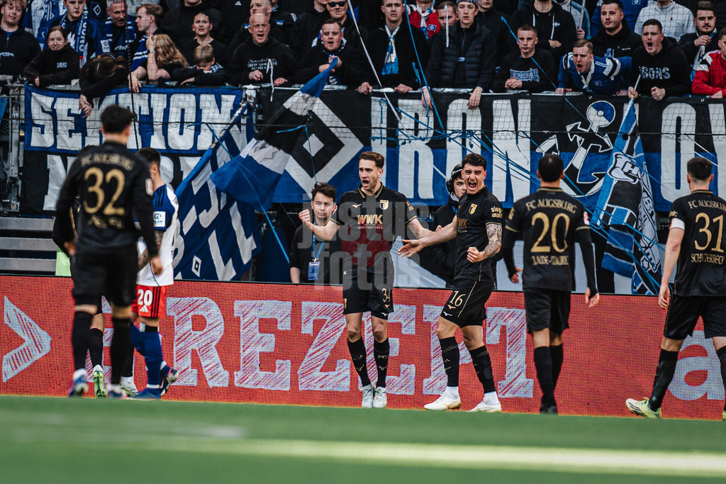 Fußball | Männer | Saison 2025/2026 | 1. Fußball-Bundesliga | 28. Spieltag | Hamburger SV vs. FC Augsburg | 04.04.2026 | Arthur Chaves (#34, FC Augsburg) schießt ein Tor und jubelt