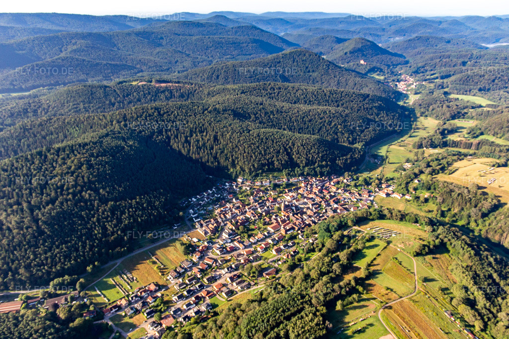 Luftbild: Ortsansicht aus Nordwesten in Vorderweidenthal im Bundesland Rheinland-Pfalz in Deutschland. Foto: IMG_143201.jpg vom 06.08.2024 durch Werner Riehm/FLY-FOTO.de